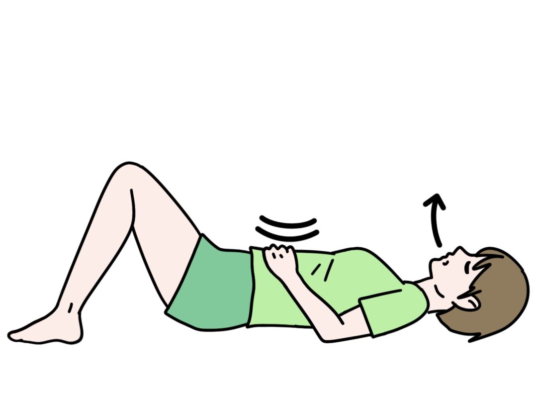 お腹のコリを取り自律神経を整えるためにツボを刺激している女性